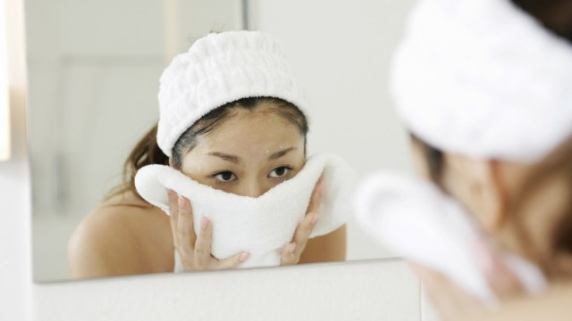 drying-face-with-towel